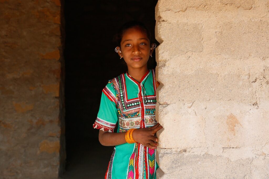 Fille dans le village banni au Gujarat