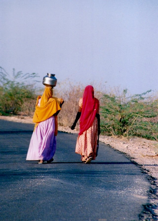 Femmes rajasthanies en saris colorés — immersion au Rajasthan