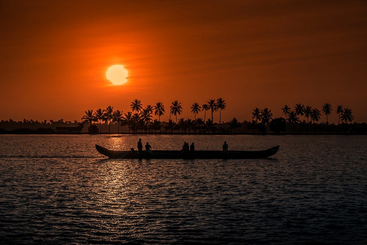 Coucher de soleil sur les backwaters du Kerala en houseboat